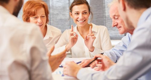 Frau und Kollegen im Business Team zusammen im Consulting Meeting